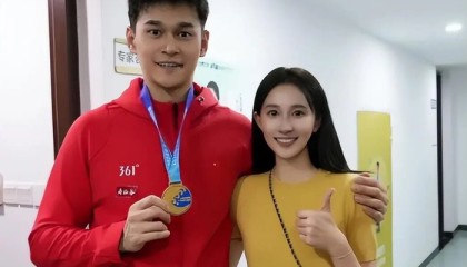 孙杨张豆豆恋爱细节曝光！通过长辈撮合相亲认识 ，4个月确定关系|妻子的浪漫旅行2026|训练|两人|定情_新浪新闻